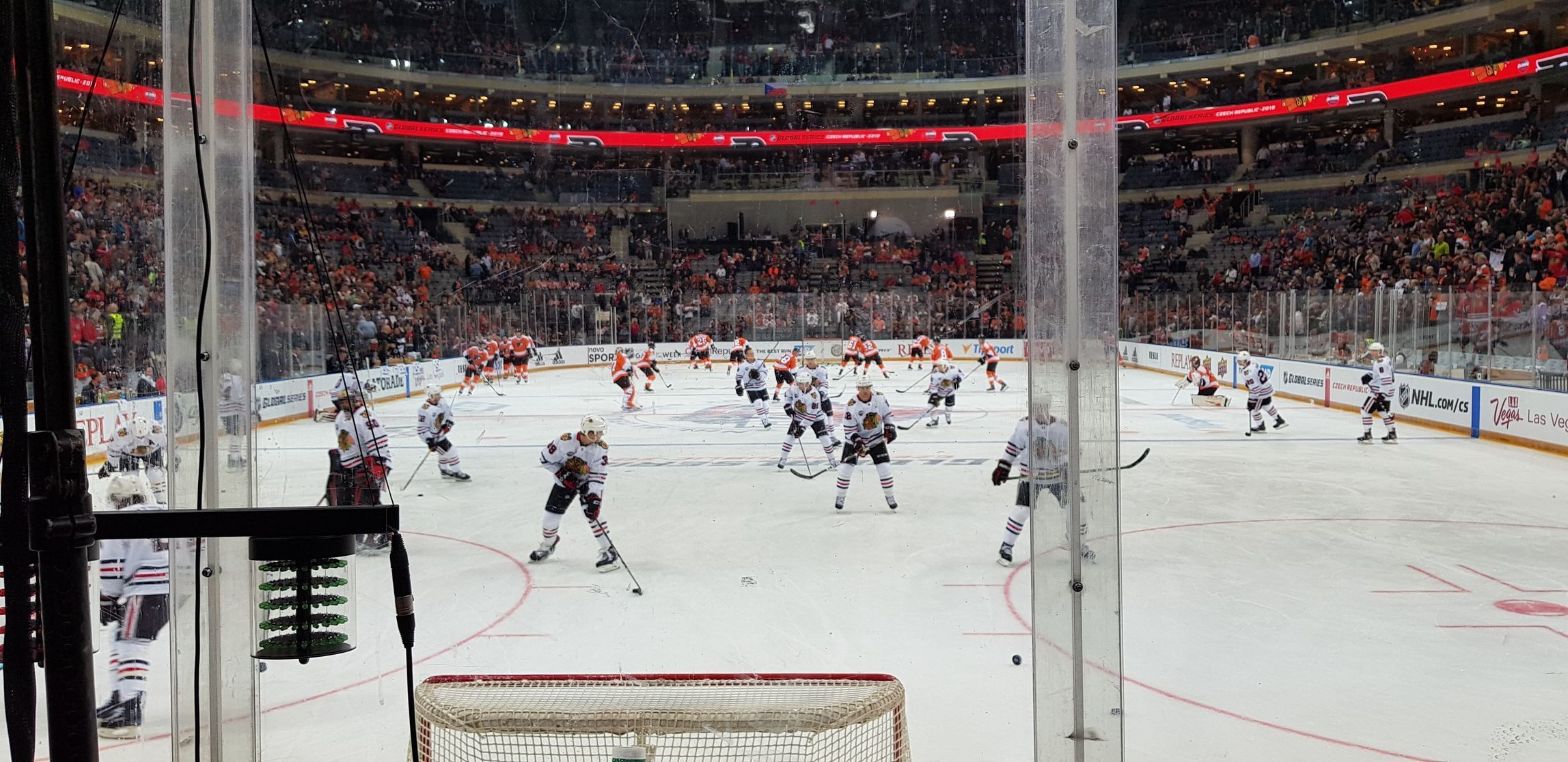 Výhled z pracoviště brankového rozhodčího Jana Holeni při pražském zápase NHL