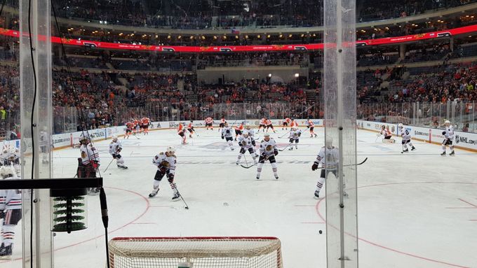 Výhled z pracoviště brankového rozhodčího Jana Holeni při pražském zápase NHL