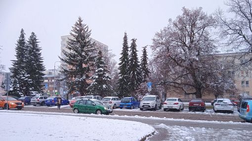 Záběr na napadaný sníh v okolí nemocnice v Jihlavě. Fotografie pořízená ráno dne 6. 12. 2022.