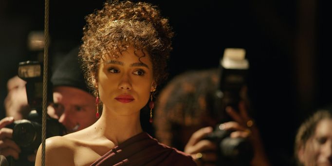 Nathalie Emmanuel v roli Julie.