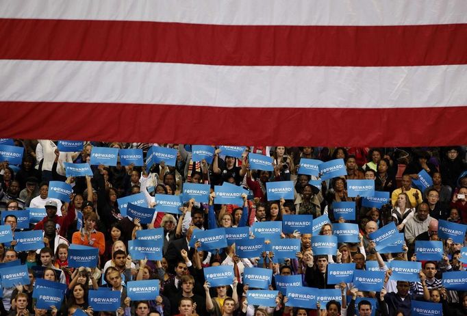 Supporters hold signs as U.S. President Barack Obama speaks at a campaign event at Fifth Third Arena at the University of Cincinnati, November 4, 2012. REUTERS/Larry Downing (UNITED STATES - Tags: POLITICS USA PRESIDENTIAL ELECTION ELECTIONS) Published: Lis. 5, 2012, 2:40 dop.