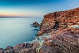 9. Cala Rossa, Itálie. Této skalní pláži s načervenalými kameny se přezdívá perla sicilského Palerma a je ideálním místem pro pozorování romantických západů slunce.
