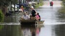 Residents travel by boat to get to dry land from the Homewood Subdivision during the aftermath of Hurricane Isaac in Reserve, Louisiana August 30, 2012. Isaac, downgraded to a tropical storm, has drenched southeastern Louisiana and Mississippi with heavy rainfall while a significant storm surge continued, the U.S National Hurricane Center said. REUTERS/Peter Forest (UNITED STATES - Tags: ENVIRONMENT DISASTER) Published: Srp. 31, 2012, 12:59 dop.