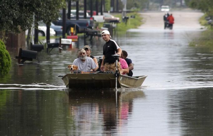 Residents travel by boat to get to dry land from the Homewood Subdivision during the aftermath of Hurricane Isaac in Reserve, Louisiana August 30, 2012. Isaac, downgraded to a tropical storm, has drenched southeastern Louisiana and Mississippi with heavy rainfall while a significant storm surge continued, the U.S National Hurricane Center said. REUTERS/Peter Forest (UNITED STATES - Tags: ENVIRONMENT DISASTER) Published: Srp. 31, 2012, 12:59 dop.