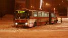 Hasiči v Praze 6 ulici Makovského vyprošťují autobus, který se zasekl v tramvajových kolejích