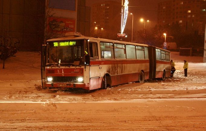 Hasiči v Praze 6 ulici Makovského vyprošťují autobus, který se zasekl v tramvajových kolejích