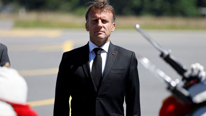 Zabarikádovaní poslanci, vyhazovy i křivdy. Francii po Macronově kroku pohltil chaos