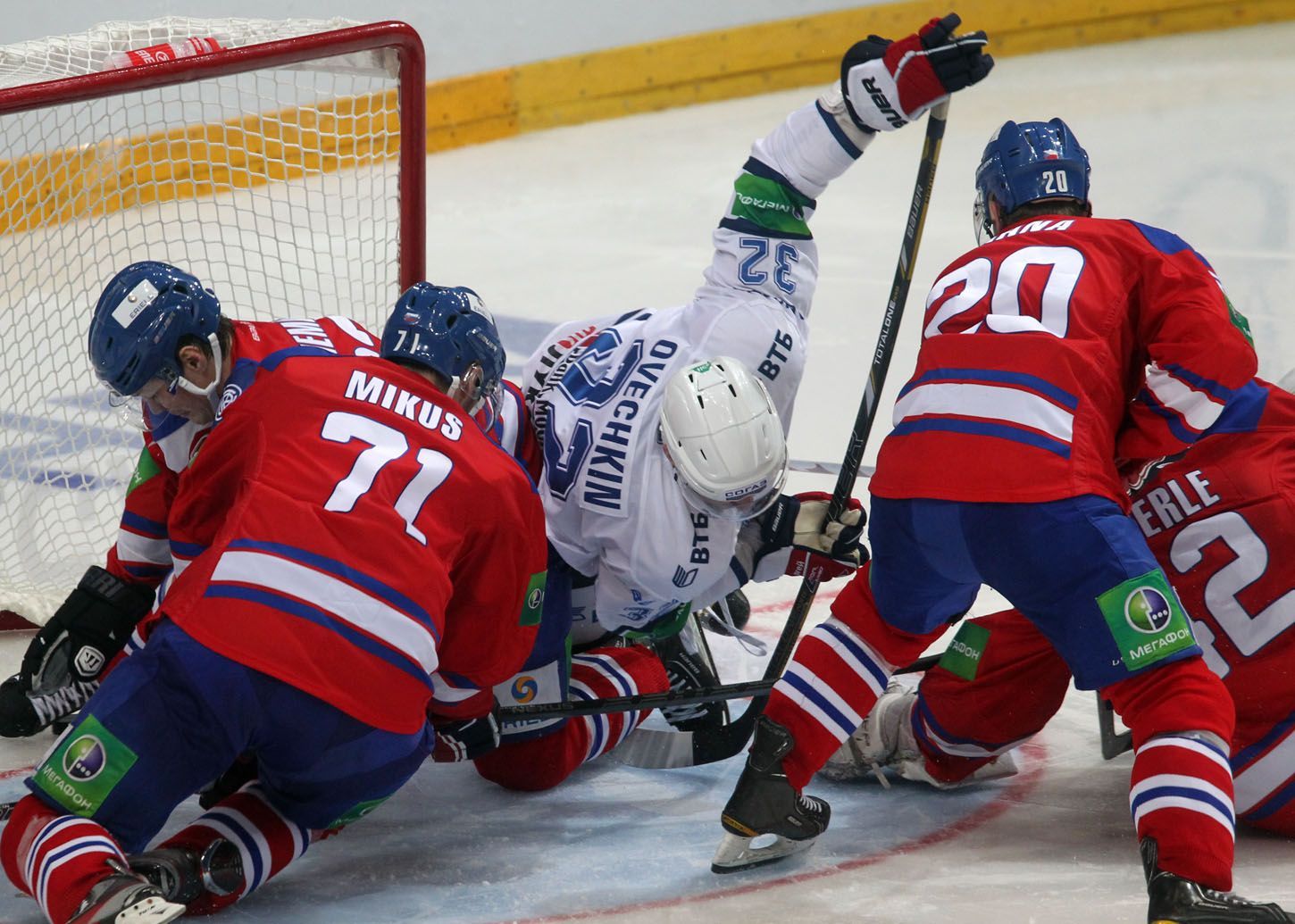 Hokejista Dynama Moskva Alexandr Ovečkin skóruje v utkání KHL 2012/13 proti Lvu Praha.