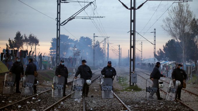 Policejní hlídky na řecko-makedonských hranicích, kde pomáhali i čeští policisté (ilustrační foto).