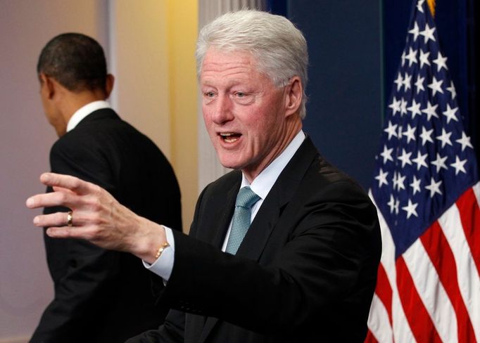 Barack Obama odchází za svými dalšími povinnostmi (ale také proto, že stát mlčky vedle hovořícího exprezidenta bylo nepatřičné), Bill Clinton zůstává za prezidentským pultíkem před novináři v Bílém domě a s chutí odpovídá na další a další dotazy...