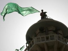 Nad Gazou dnes vlaje zelená vlajka Hamásu