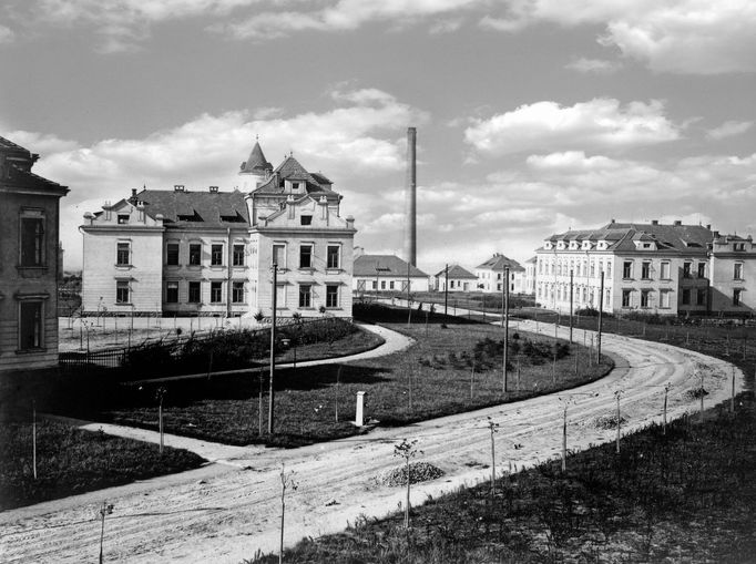 Pohled na část areálu ústav pro choromyslné v Bohnicích u Prahy (dnešní Psychiatrická nemocnice Bohnice) v roce 1925.