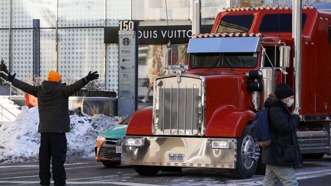 Muž se snaží zablokovat protest řidičů kamionů.