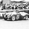 Tovární Triumph TR2 na trati 24 hodin Le Mans 1955.