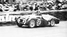 Tovární Triumph TR2 na trati 24 hodin Le Mans 1955.