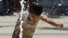 Tyler Quintanilla, 5 years old, from Washington, plays in a water fountain to beat the heat gripping the nation's capital while in the Capital Heights neighborhood of Washington, July 2, 2012. REUTERS/Larry Downing (UNITED STATES - Tags: SOCIETY ENVIRONMENT) Published: Čec. 2, 2012, 8:11 odp.