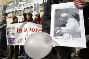 Lesbičky a gayové vytáhli proti papeži