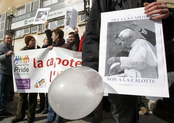 Demostrace gayů a lesbiček proti papežovým výrokům
