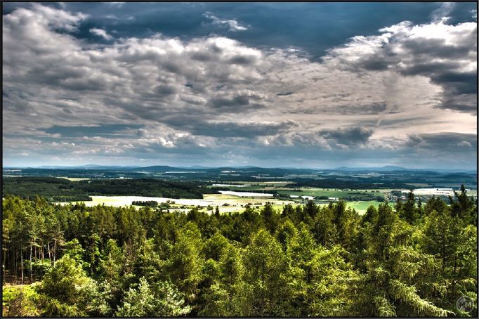 Krajina Strakonicka pohledem z rozhledny Velký Kamýk.