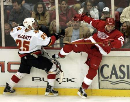 Lang z Detroitu v zápase proti Calgary