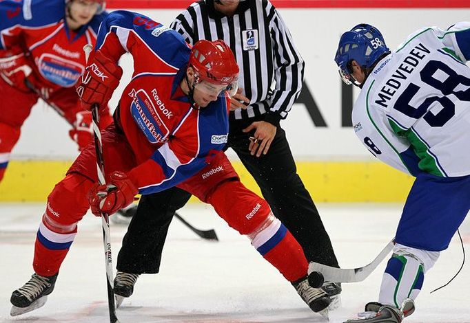 Richard Jareš (vlevo, České Budějovice) s Alexejem Medvědovem (vpravo, Ufa) při vhazování.