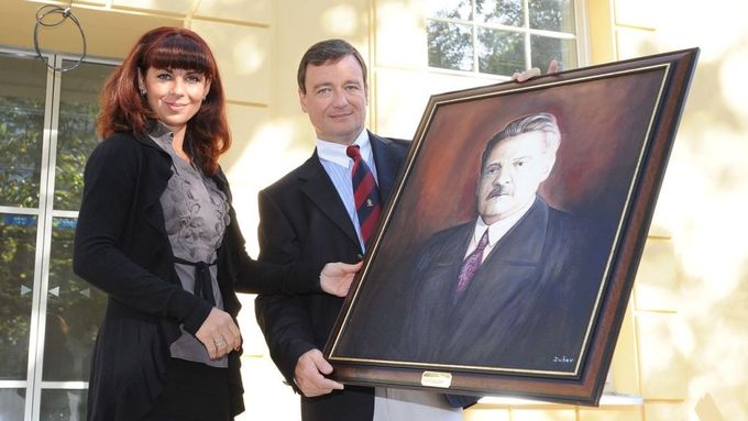 Hejtman David Rath předal ředitelce nemocnice Kateřině Pancové darem obraz Bohuslava Niederleho.