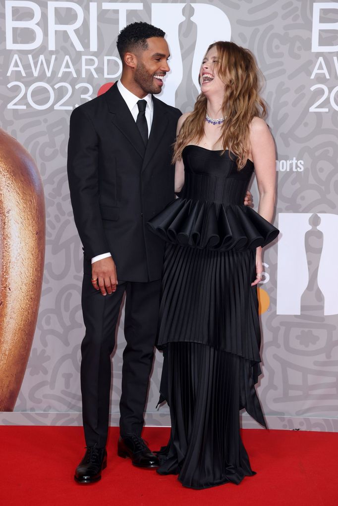 Lucien Laviscount a Camille Razat, herci známí ze seriálu Emily in Paris.