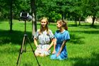 Obdivuji Gretu i Kovyho, říká třináctiletá youtuberka. Se sestrou propaguje ekologii