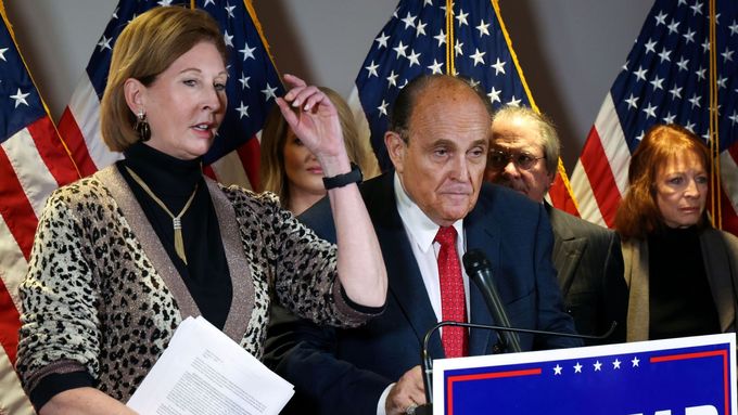 Sidney Powellová a Rudy Giuliani na tiskové konferenci v listopadu 2020, kdy tvrdili, že prezidentské volby byly zmanipulované.