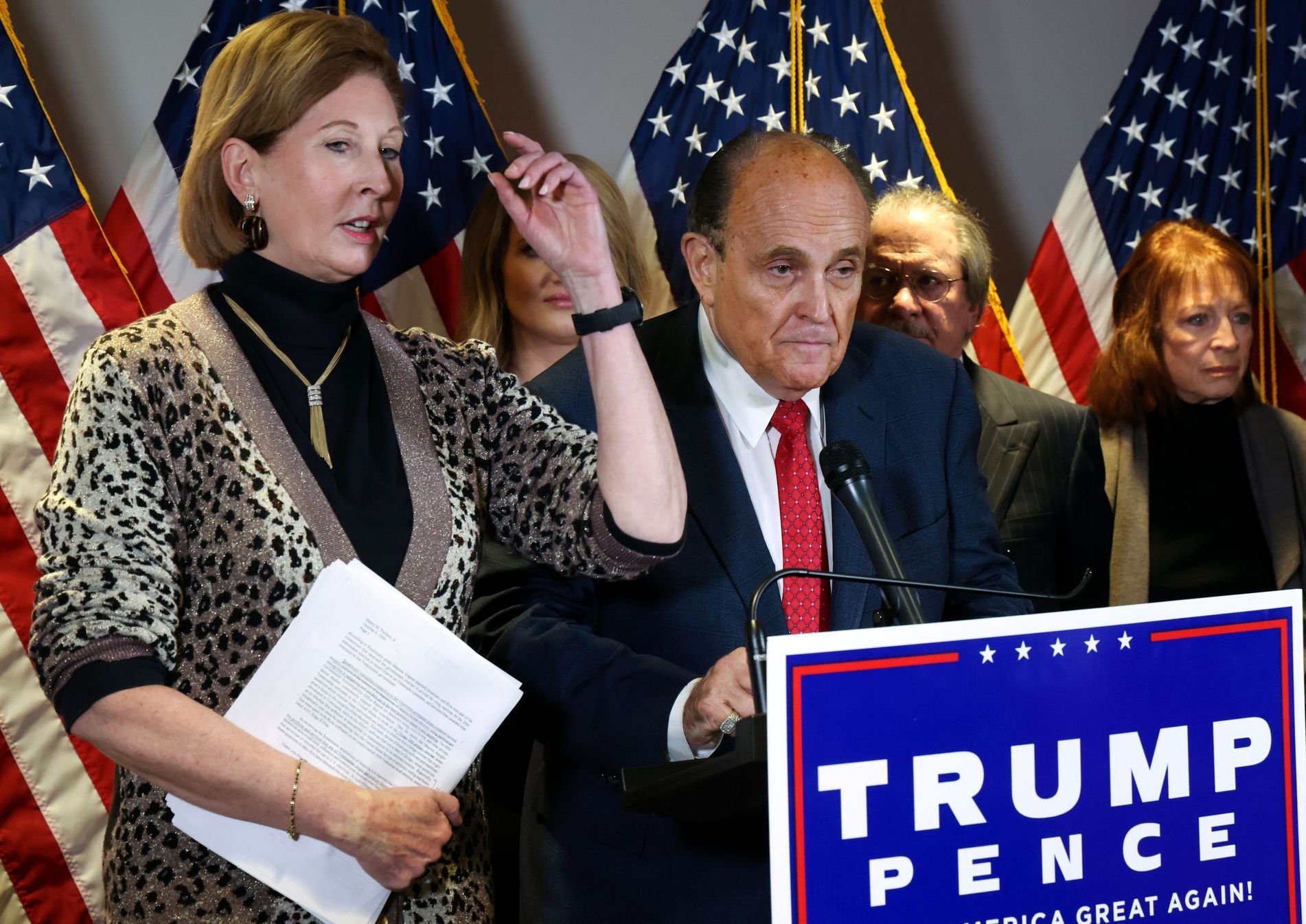 Sidney Powellová a Rudy Giuliani na tiskové konferenci k volbám v USA.