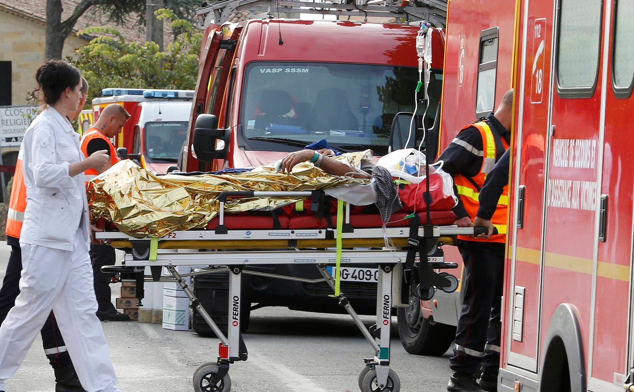 Záchranáři u místa nehody nedaleko Bordeaux.