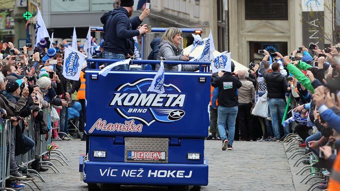 Takhle se slaví v Brně! Fanoušci zaplavili ulice, hokejoví mistři přijeli na letitém autokaru