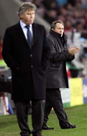 Guus Hiddink prochází kolem lyonského trenéra Gerarda Houlliera