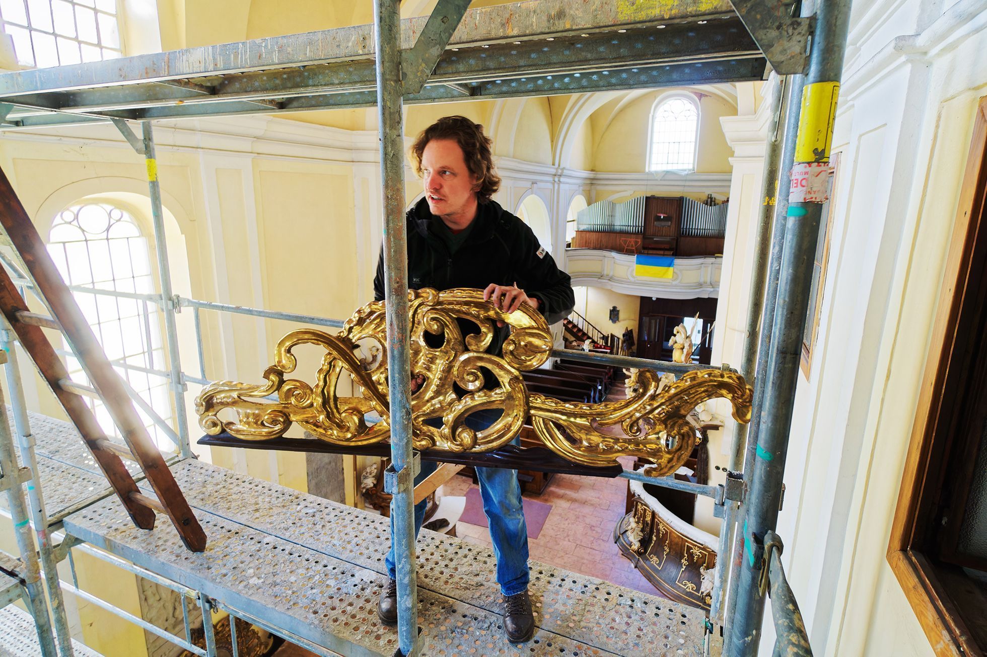 Rozebírání oltáře v kostele sv. Janů v Opavě před opravou popraskané klenby, květen 2023