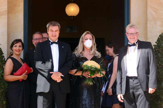 Druhý zleva je bavorský premiér Markus Söder, uprostřed stojí ředitelka festivalu Katharina Wagnerová, vpravo starosta Bayreuthu Thomas Ebersberger.