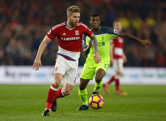 Adam Clayton z Middlesbrough v zápase proti Liverpoolu