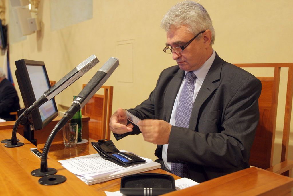 Předseda senátu Milan Štěch ve své kanceláři