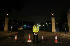 Londýnští policisté zadrželi muže, který je ohrožoval nožem u Buckinghamského paláce