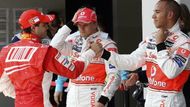 Felipe Massa ze stáje Ferrari (vlevo) si potřásá rukou s Lewisem Hamiltonem po kvalifikaci na VC Turecka, vzadu přihlíži druhý pilot McLarenu Heikki Kovalainen.