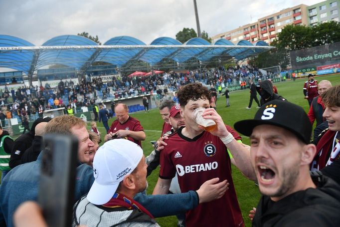 Kapitán Sparty Ladislav Krejčí slaví s fanoušky na stadionu Boleslavi obhajobu titulu