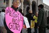 V takové atmosféře roste i odpor ke zbraním jako takovým. "Milujte lidi, ne zbraně," hlásá transparent paní na fotografii, která byla pořízená 19. prosince 2012 na demonstraci před City Hall v Los Angeles.
