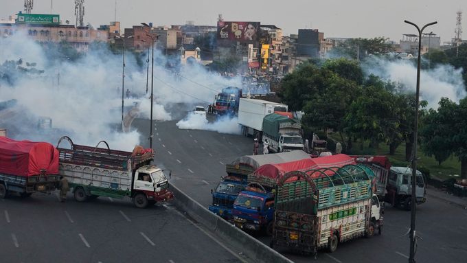 Policie použila slzný plyn k rozehnání příznivců islamistické strany Tahríke-Tálibán Pákistán během jejich pro-palestinského pochodu směrem k hlavnímu městu Islámábádu.