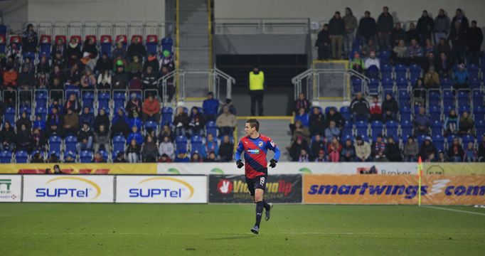 Jan Kovařík, fotbalista Plzně, a prázdná místa v hledišti při utkání s Mladou Boleslaví