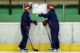 Kouč národního tým totiž na prvním kempu neplánuje s hráči žádný nácvik speciálních kombinací. Chce pouze, aby hokejisté, kterým již skončila klubová sezona, byli na ledě.