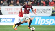 Václav Kadlec mohl být hrdinou, Sparta ale vedení neudržela. Na snímku sparťanské ofenzivní eso uniká norskému obránci Floovi.