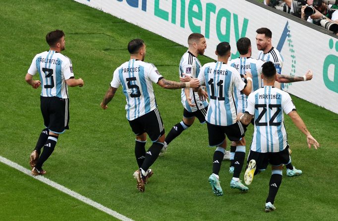 Argentinci slaví gól v zápase Argentina - Saúdská Arábie na MS 2022