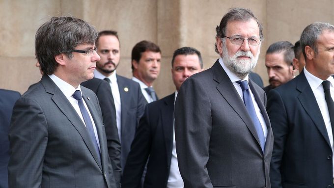 Katalánský premiér Carles Puigdemont (vlevo) a španělský premiér Mariano Rajoy.