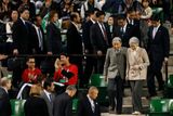 Vše sledoval japonský císař Akihito se svou chotí Michiko. Místním představitelům se poklonili všichni, i čeští tenisté přímo na dvorci.