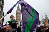 Průvod, který začal na nábřeží Temže a skončil v Hyde Parku je údajně největší manifestací od roku 2003, kdy milion lidí v Londýně protestoval proti válce v Iráku.