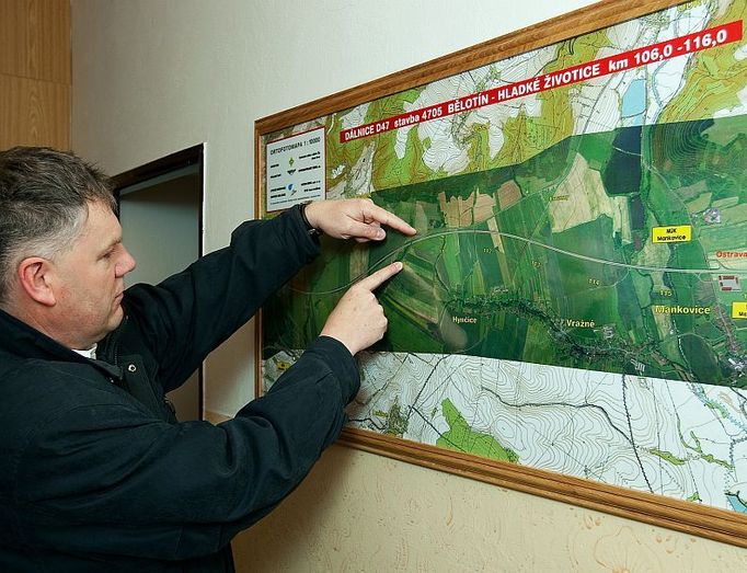 Starosta Bělotína Eduard Kavala řeší od svého nástupu do funkce před osmnácti lety především dopravu. "Charakter krajiny se kvůli silničním stavbám zásadně mění. Asi osmdesát hektarů půdy v našem katastru se změní na asfalt," řekl starosta.